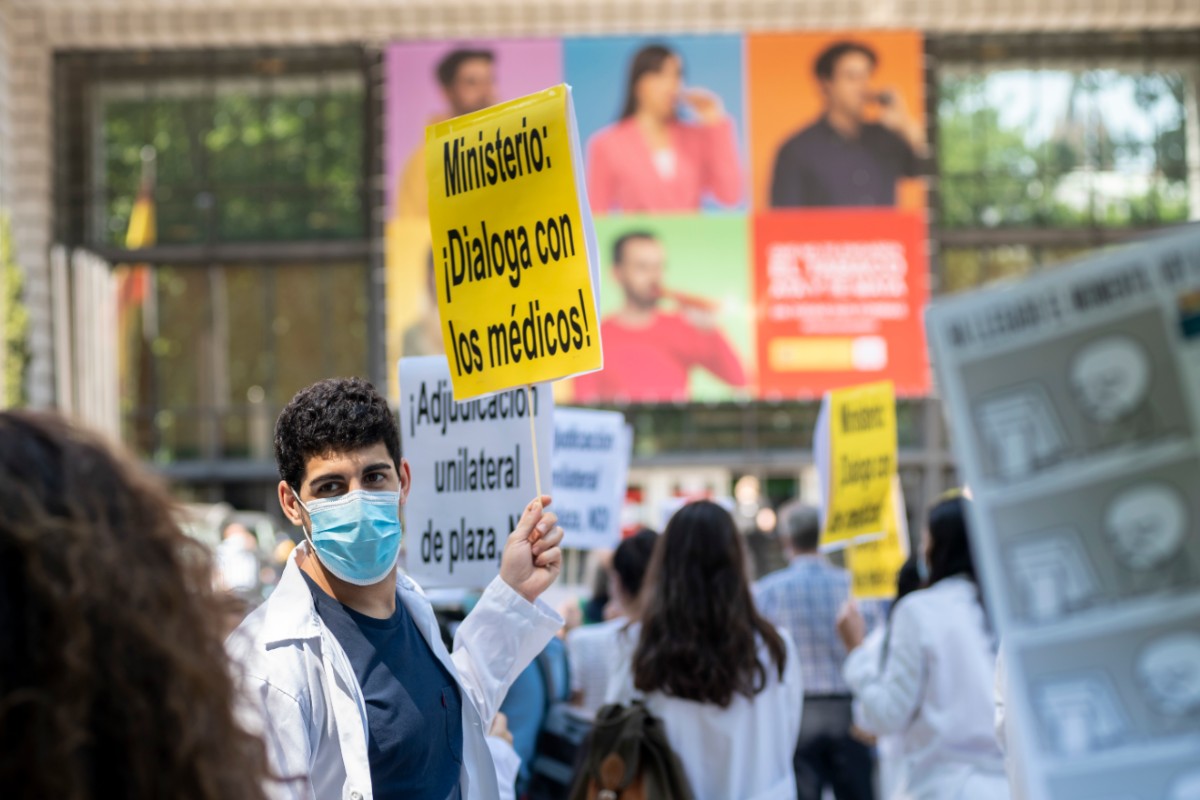 Candidatos del MIR 2020 manifestándose frente al Ministerio de Sanidad el pasado 23 de junio (José Luis Pindado)